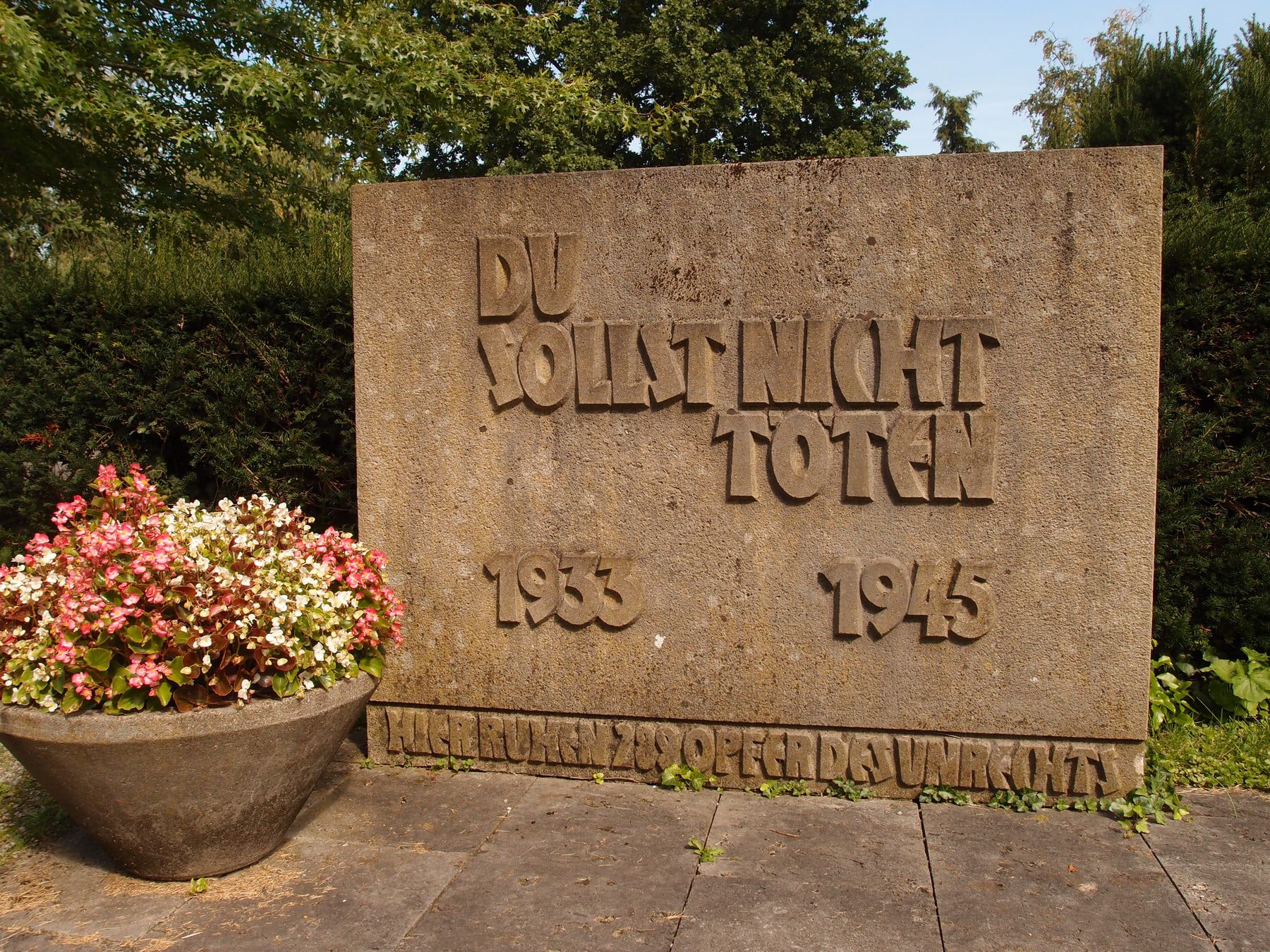 Steinernes Mahnmal mit den Jahreszahlen 1933–1945 und einer Inschrift für 299 Opfer des Unrechts auf Hauptfriedhof Karlsruhe